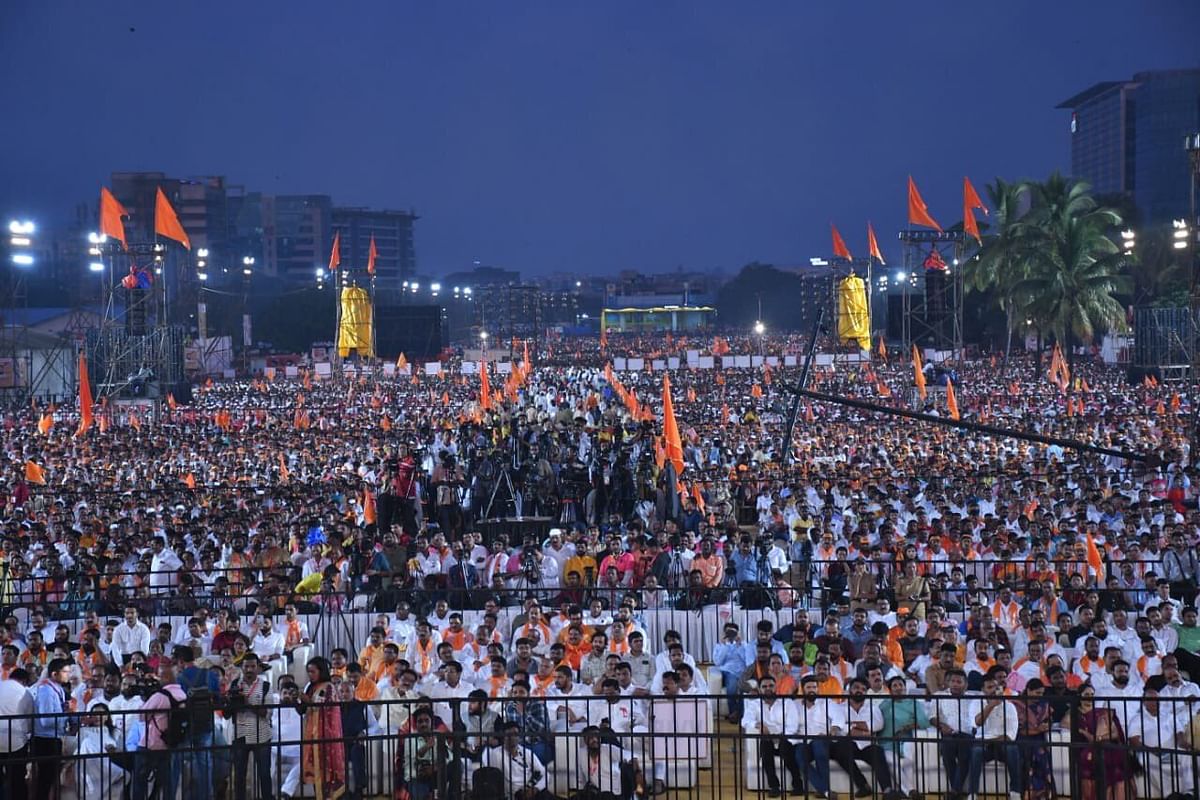 While Eknath Shinde's rally had three Thackerays with him on stage, Uddhav's rally was filled with his loyalists.