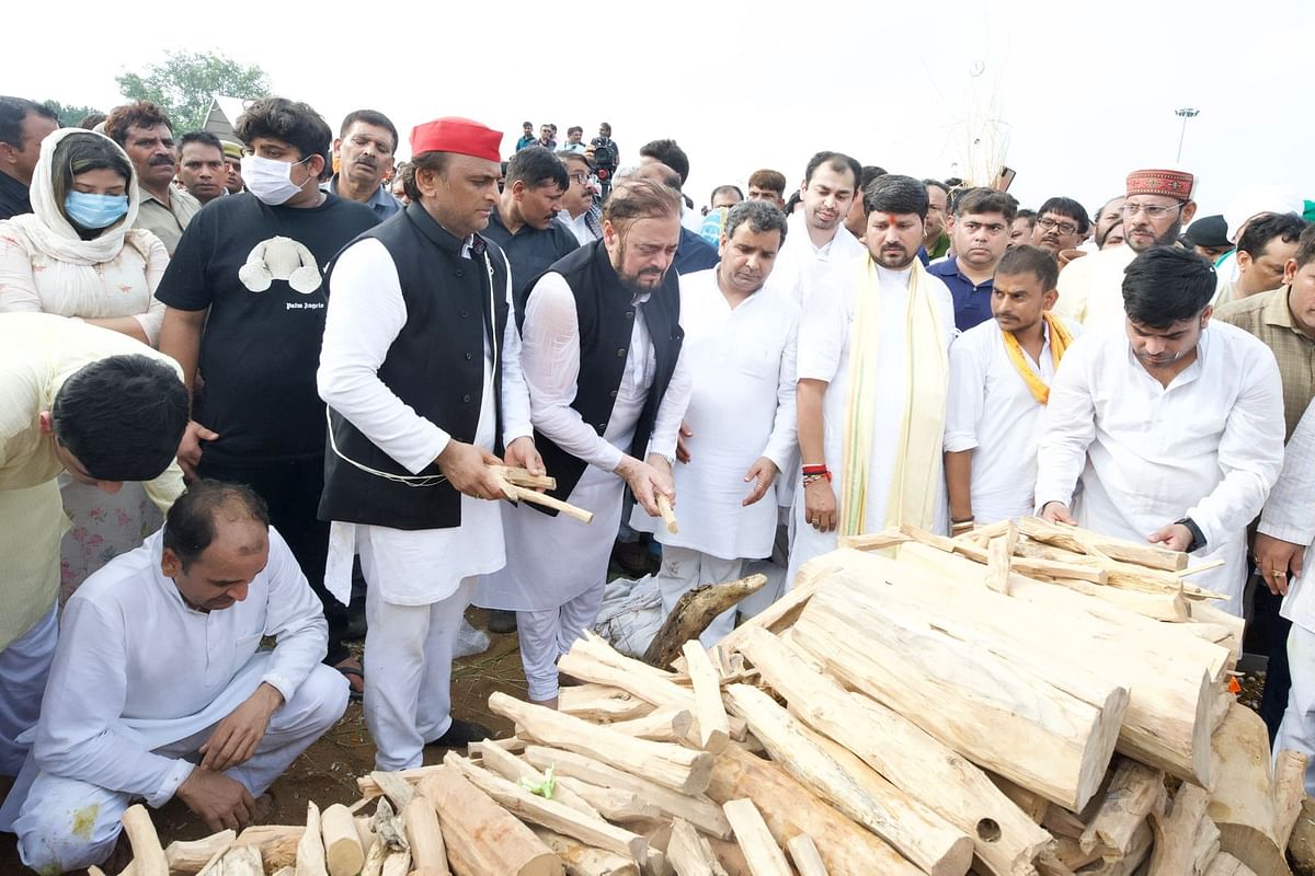 <div class="paragraphs"><p>Funeral pictures of Mulayam Singh Yadav from 11 October.</p></div>