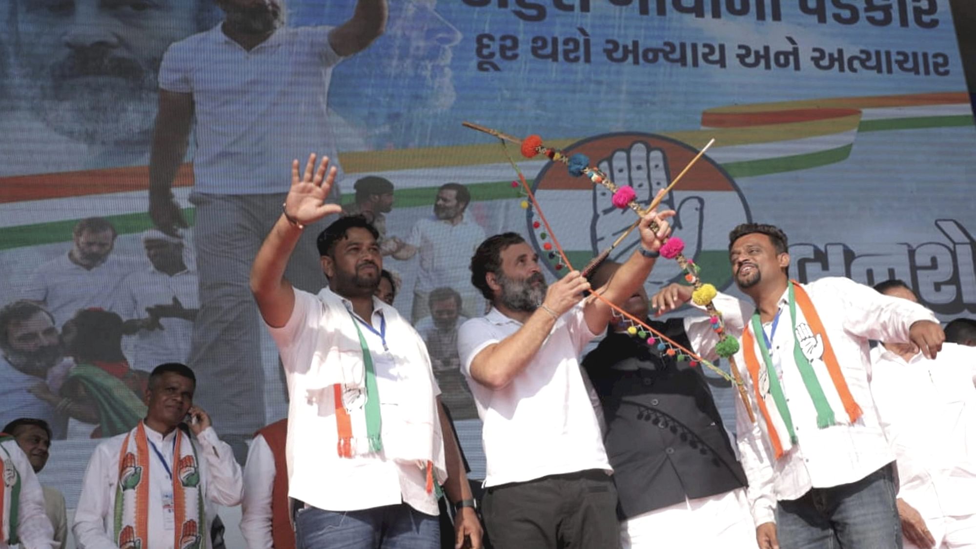 <div class="paragraphs"><p>Congress leader Rahul Gandhi draws a bow and an arrow during a public rally in Surat, Gujarat</p></div>