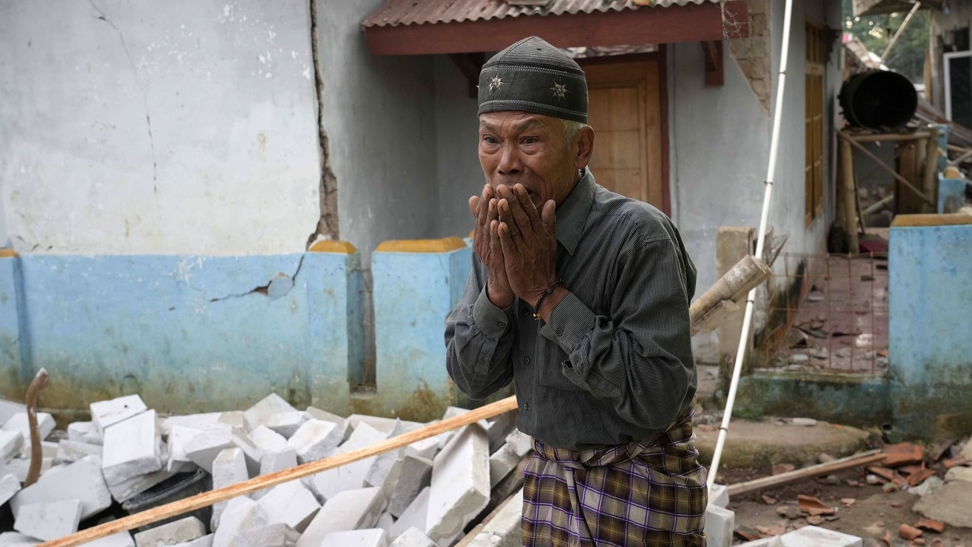 <div class="paragraphs"><p>A man reacts as he inspects the damage caused by Monday's earthquake in Cianjur.</p></div>