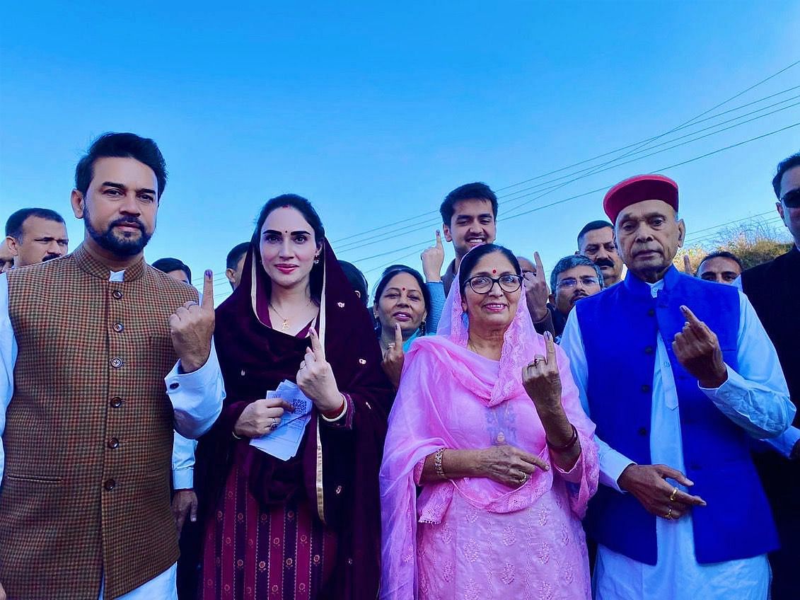 <div class="paragraphs"><p>Union Minister Anurag Thakur and former Chief Minister Professor Prem Kumar Dhumal cast their votes along with family at Samirpur in Hamirpur district.</p></div>
