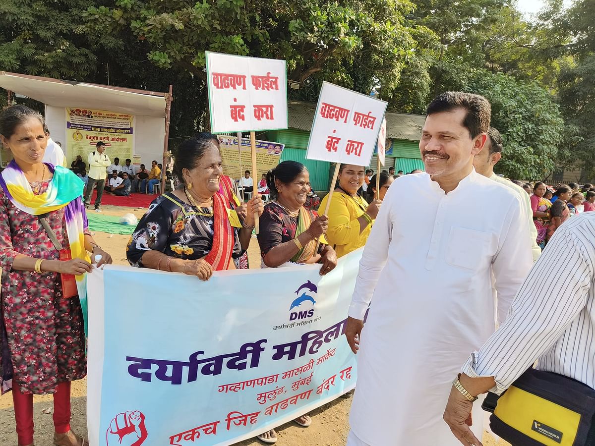 Fisherfolk and Adivasis took out a march at Azad Maidan on Monday against the construction of Vadhavan port.