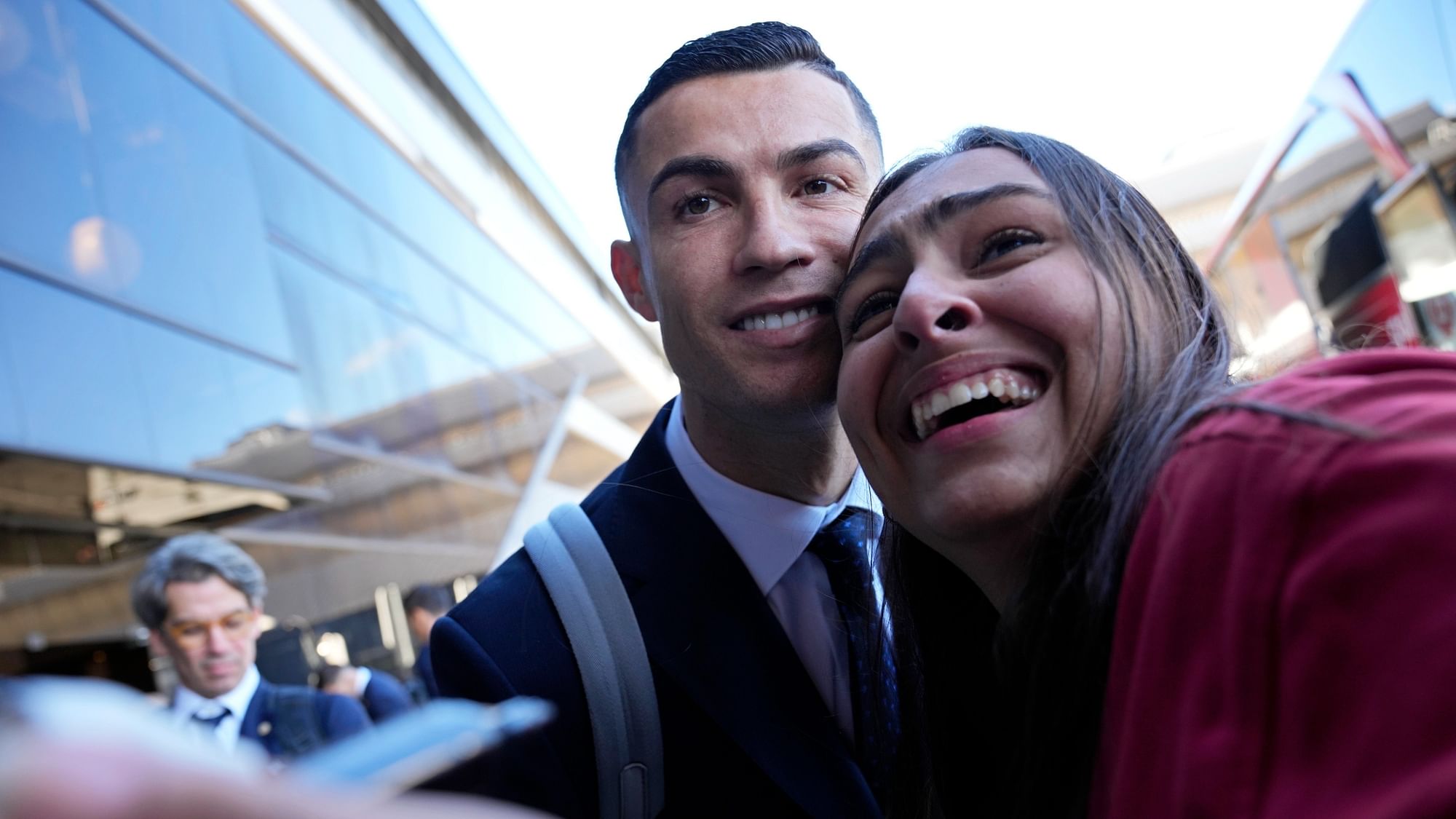 <div class="paragraphs"><p>Cristiano Ronaldo poses for a photo with a Brazilian fan as he arrives with the Portuguese team at Lisbon airport to depart for the World Cup in Qatar, Friday, Nov. 18, 2022.</p></div>