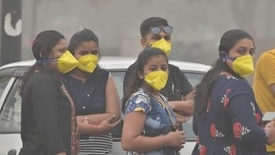 <div class="paragraphs"><p>People wear masks to protect themselves from air pollution as smog engulfs New Delhi on Nov 3, 2019. </p></div>