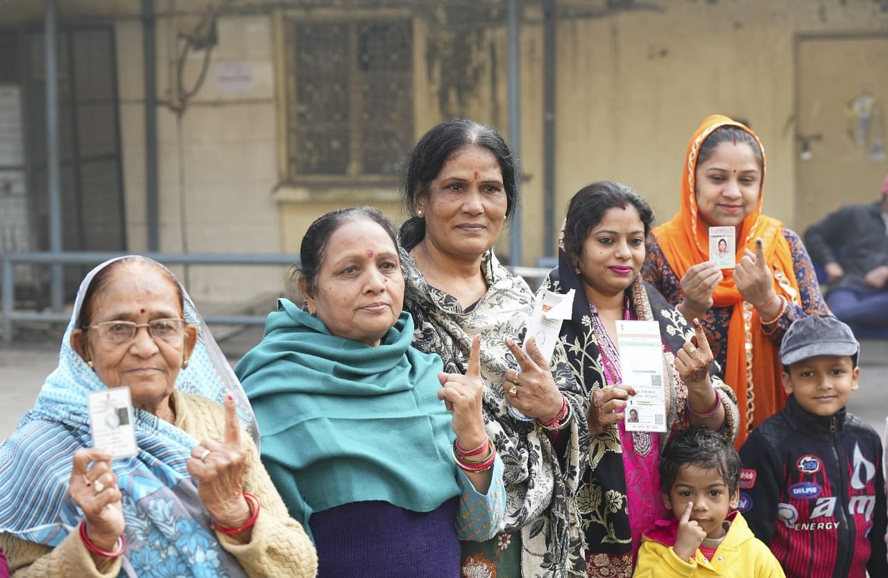 <div class="paragraphs"><p>New Delhi: Voters show their fingers marked with indelible ink after casting their votes for the Municipal Corporation of Delhi (MCD) elections, at a polling station in Civil Lines area, in New Delhi, Sunday, 4 December.</p></div>