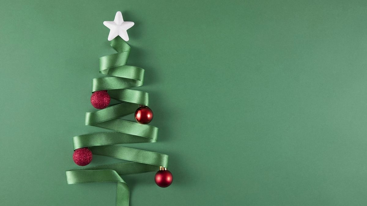 Christmas Tree Decorations Ideas 2022: Balloons, Fairy Lights ...