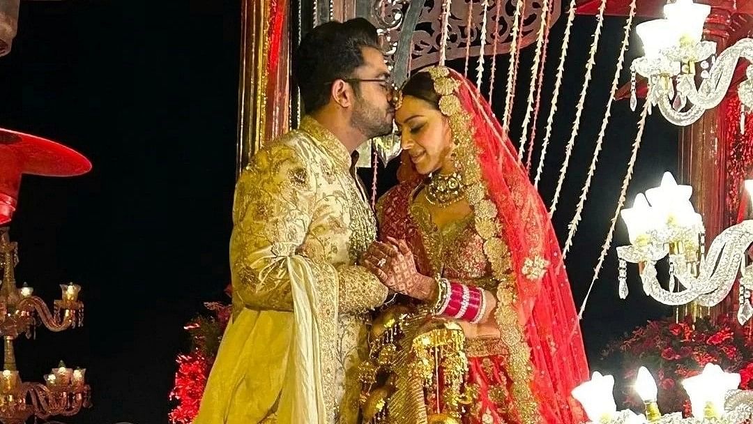 <div class="paragraphs"><p>Newly married Sohael Kathuria kisses his wife Hansika Motwani's forehead for a picture.</p></div>