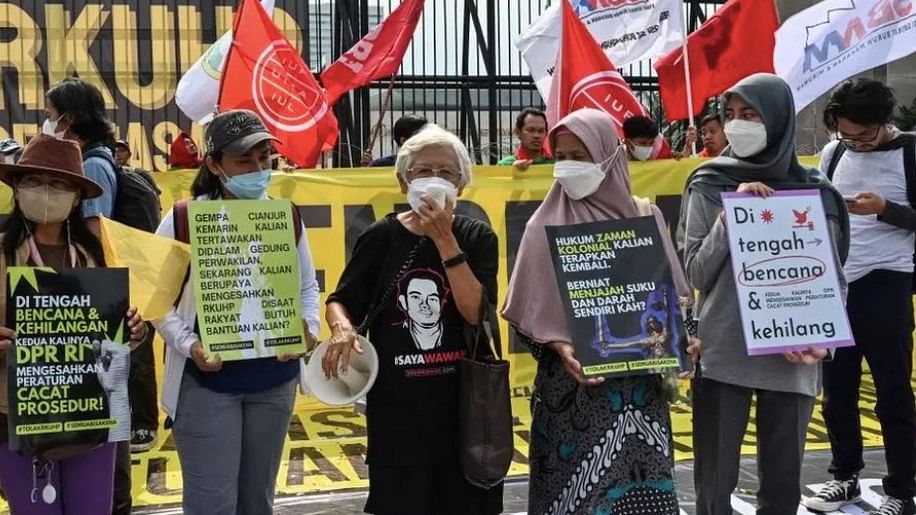 <div class="paragraphs"><p>Earlier, Indonesian law banned adultery but not pre-marital sex. Photo from protests over passing of the new law.</p></div>