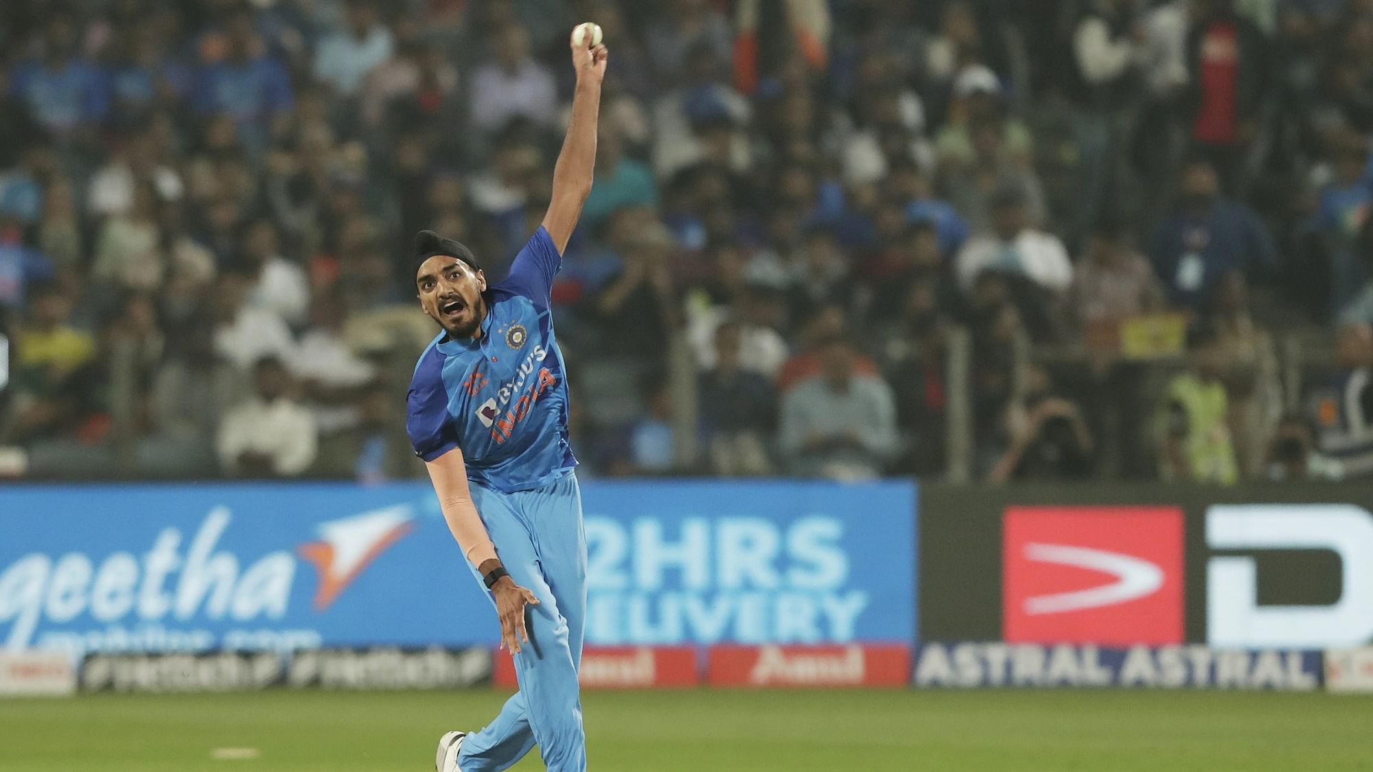 <div class="paragraphs"><p>India vs Sri Lanka: Arshdeep Singh bowled 5 no-balls in India's 16 run loss to Sri Lanka in the 2nd T20I</p></div>