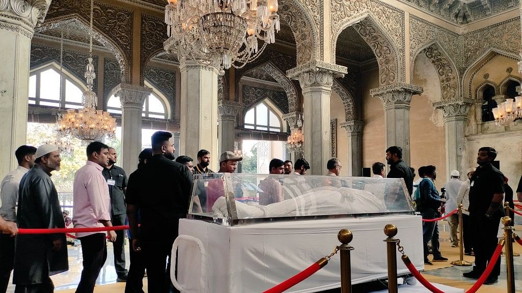 <div class="paragraphs"><p>Titular eighth Nizam's mortal remains were placed at Chowmahalla Palace for public viewing.</p></div>