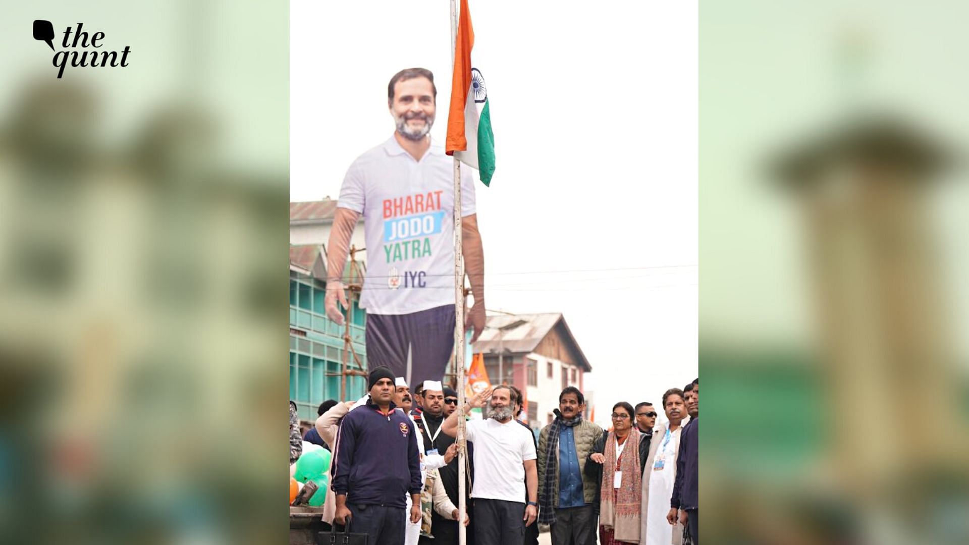 <div class="paragraphs"><p>Bharat Jodo Yatra: Rahul Gandhi Hoists National Flag at Kashmir's Lal Chowk</p></div>