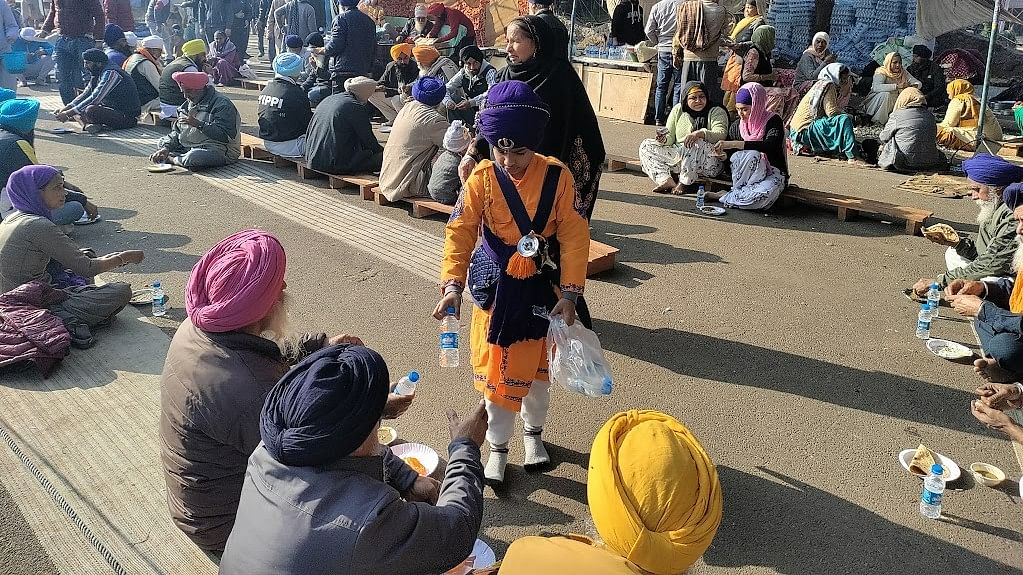 <div class="paragraphs"><p>(Sikh groups have been protesting on the Chandigarh-Punjab border for the release of prisoners who have been in jail for over 25 years)</p></div>