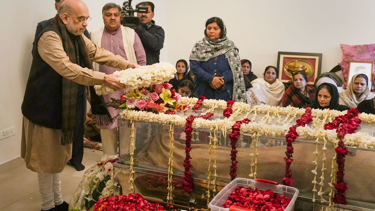 <div class="paragraphs"><p>Union Home Minister Amit Shah paid tribute to the mortal remains of former union minister Sharad Yadav, who passed away on 12 January 2023.</p></div>