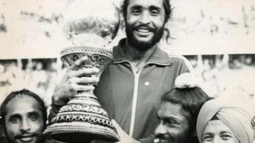 <div class="paragraphs"><p>Former India captain Ajitpal Singh with the World Cup Trophy in 1975</p></div>
