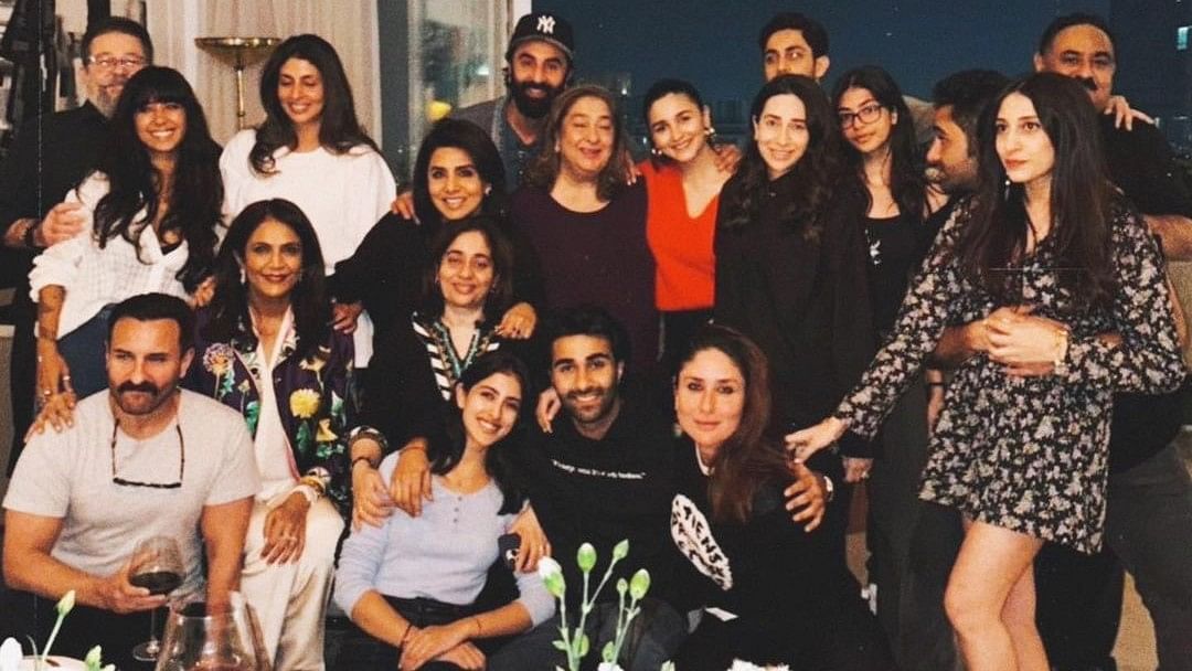 <div class="paragraphs"><p>Kareena Kapoor, Karisma, Alia Bhatt, Ranbir Kapoor get together for a fun Kapoor family dinner.</p></div>