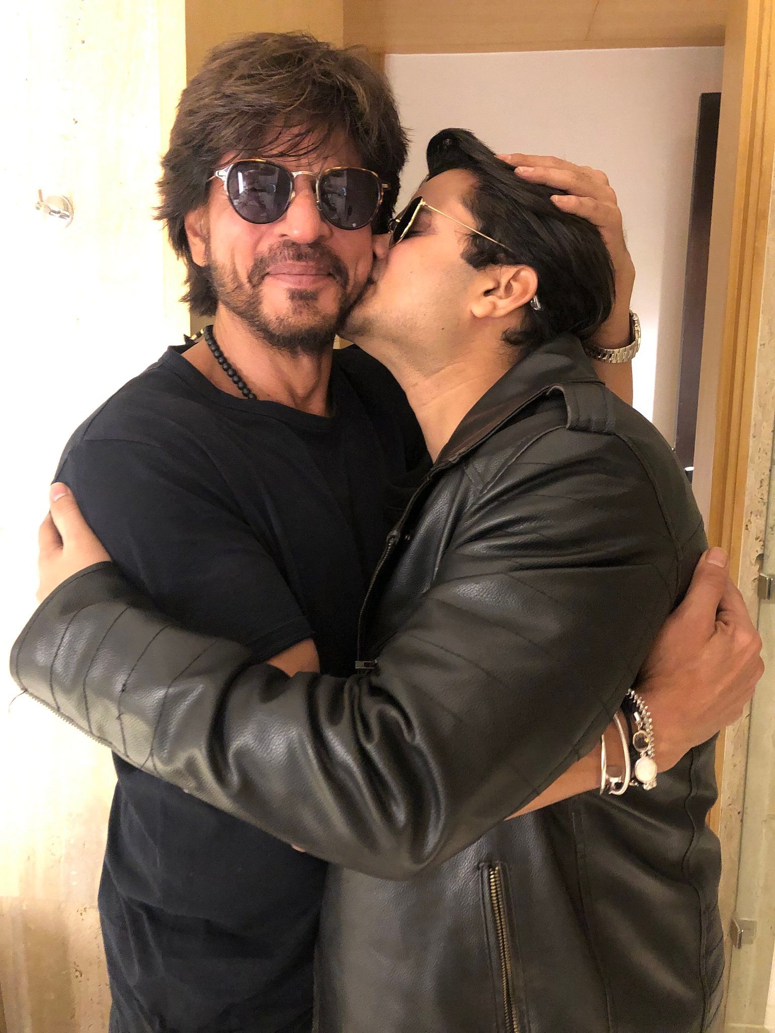 Shah Rukh Khan Welcomes Fans In His Hotel Room At 2 AM 