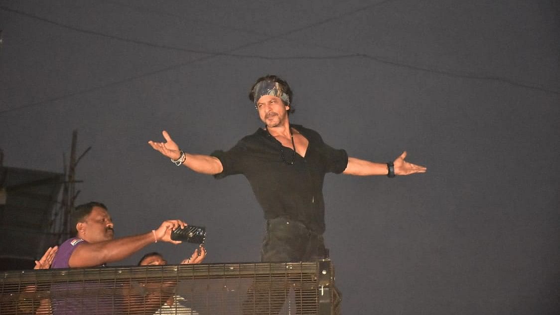 'Full of Love': Shah Rukh Khan Greets Fans Outside Mannat Amid 'Pathaan' Success