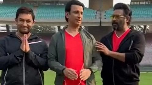 '3 Idiots' Actors Aamir Khan, Sharman Joshi & R Madhavan Reunite For a Fun Video