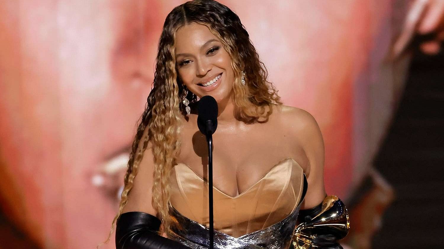 <div class="paragraphs"><p>Beyoncé Thanks The Queer Community After Making History With Grammy Wins</p></div>