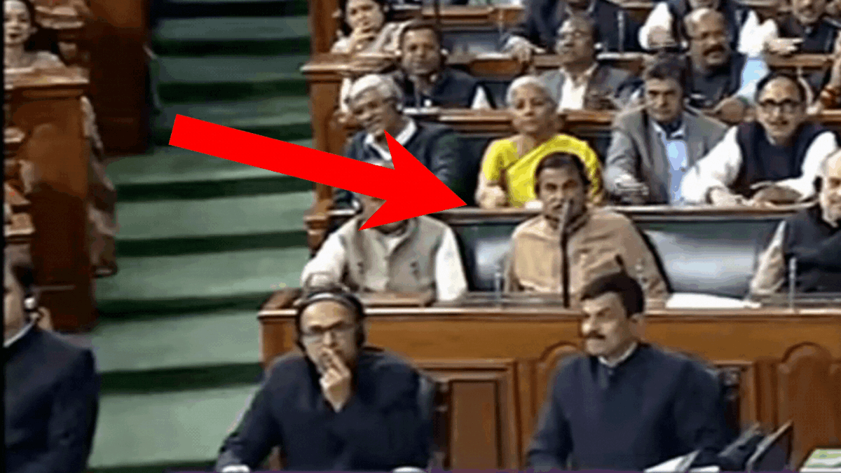 In the longer version of the video, Gadkari can be seen clapping and pausing in between, before clapping again.
