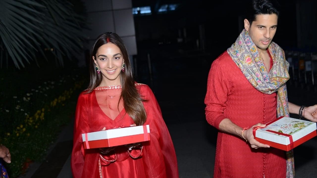 <div class="paragraphs"><p>Sidharth and Kiara distribute sweets among the paps.</p></div>