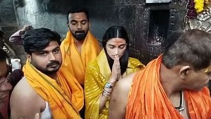 <div class="paragraphs"><p>Athiya and KL Rahul seek blessings from lord Shiva.</p></div>