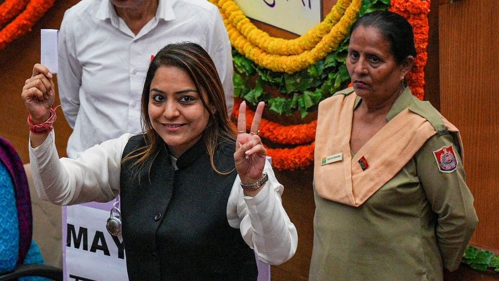 <div class="paragraphs"><p>New Delhi: AAP's Shelly Oberoi flashes victory sign after casting her vote during the election of mayor and deputy mayor of MCD, at the Civic Centre in New Delhi.</p></div>