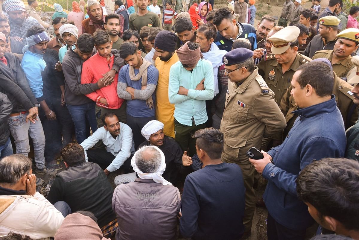 <div class="paragraphs"><p>Relatives and family members of the mother-daughter duo who allegedly died after they immolated themselves during an anti-encroachment drive on Monday, sit on dharna, in Kanpur Dehat district.</p></div>