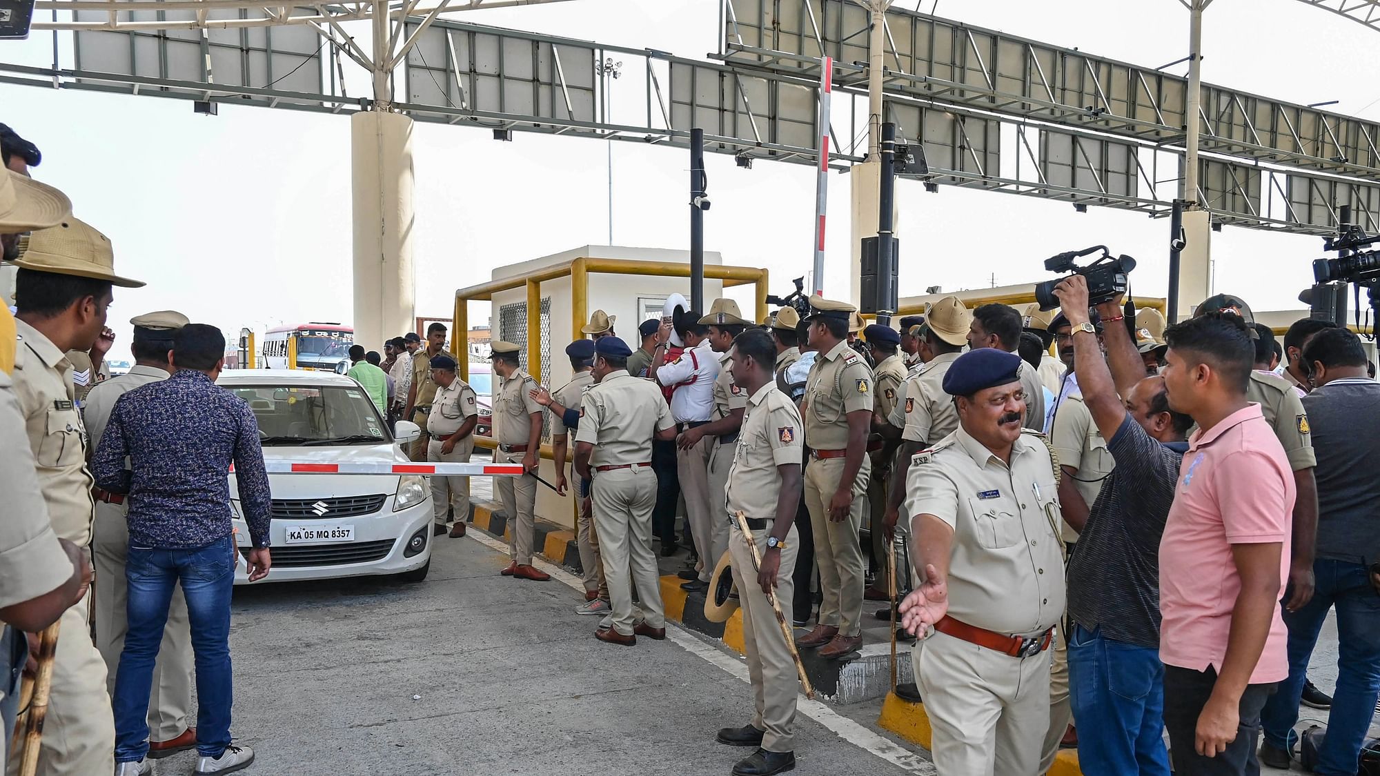 <div class="paragraphs"><p>Police personnel deployed at a toll on the Bengaluru-Mysuru expressway after a protest by Congress workers near Bidadi in Bengaluru on Tuesday, 14 March.</p></div>