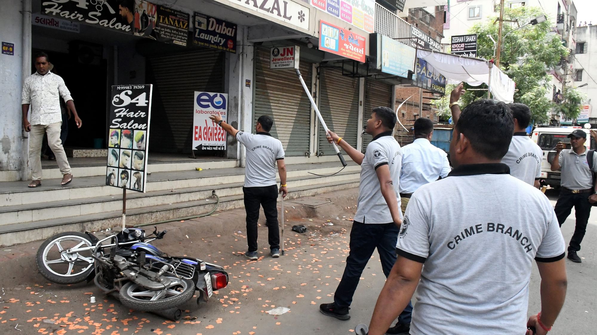 <div class="paragraphs"><p>Police in action after a stone-pelting incident in Gujarat's Vadodara on the occasion of Ram Navami on Thursday, 30 March. </p></div>