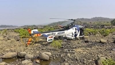 <div class="paragraphs"><p>Mumbai: Indian Navy Helicopter Makes Emergency Landing Off Coast,Crew Rescued</p></div>