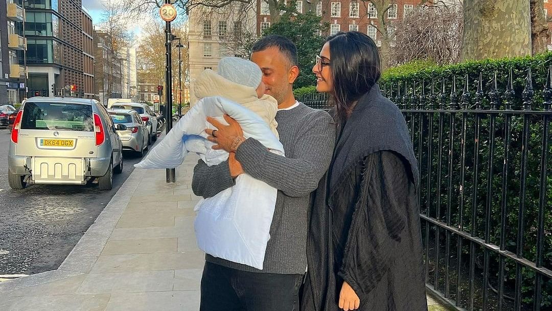 <div class="paragraphs"><p>Sonam Kapoor, Anand Ahuja Take a Stroll With Son Vayu In London</p></div>