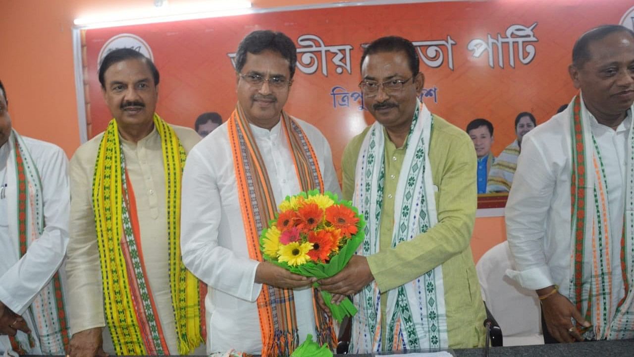 <div class="paragraphs"><p>Manik Saha (middle) posing with BJP MLAs after they elected him as the legislative party leader on Monday, 6 January.&nbsp;</p></div>