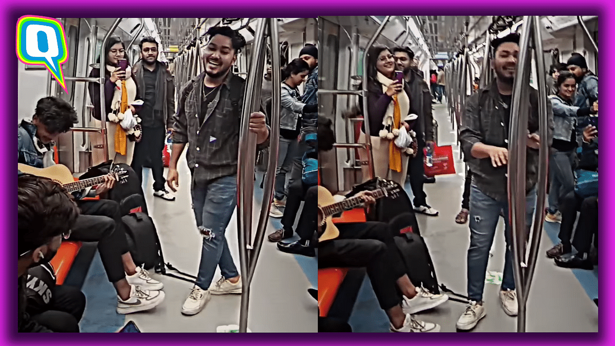 Man Sings Atif Aslam’s ‘Bakhuda Tum Hi Ho’ in Delhi Metro, Impresses the Crowd