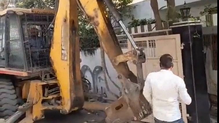 <div class="paragraphs"><p>On Wednesday, bulldozers arrived at the home of Zafar Ahmed, a close aide of gangster Atiq Ahmed, who has been missing since the shootout.</p></div>