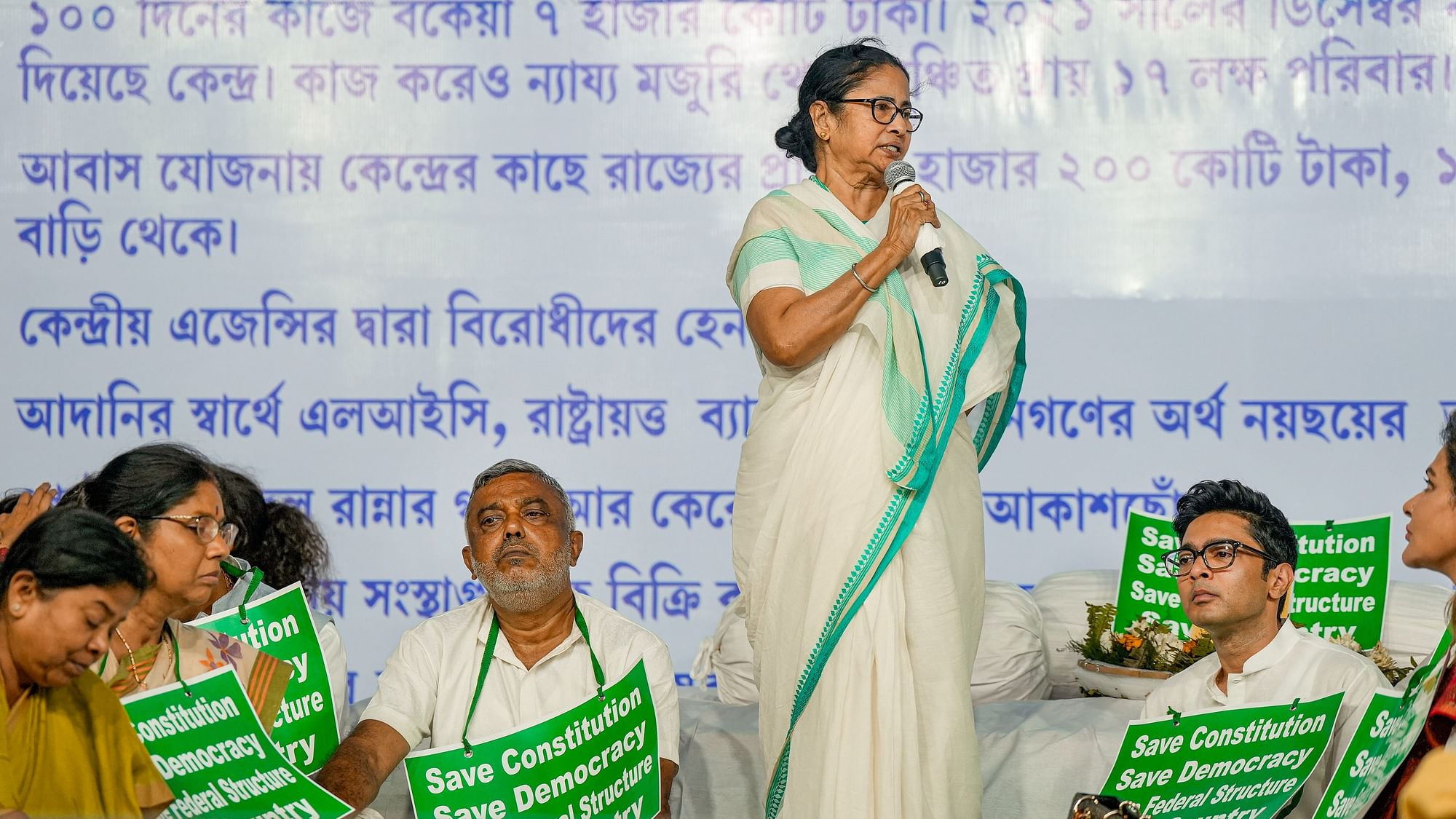 <div class="paragraphs"><p>West Bengal Chief Minister Mamata Banerjee with senior TMC leaders during a dharna against the central government on Wednesday, 29 March.&nbsp;</p></div>
