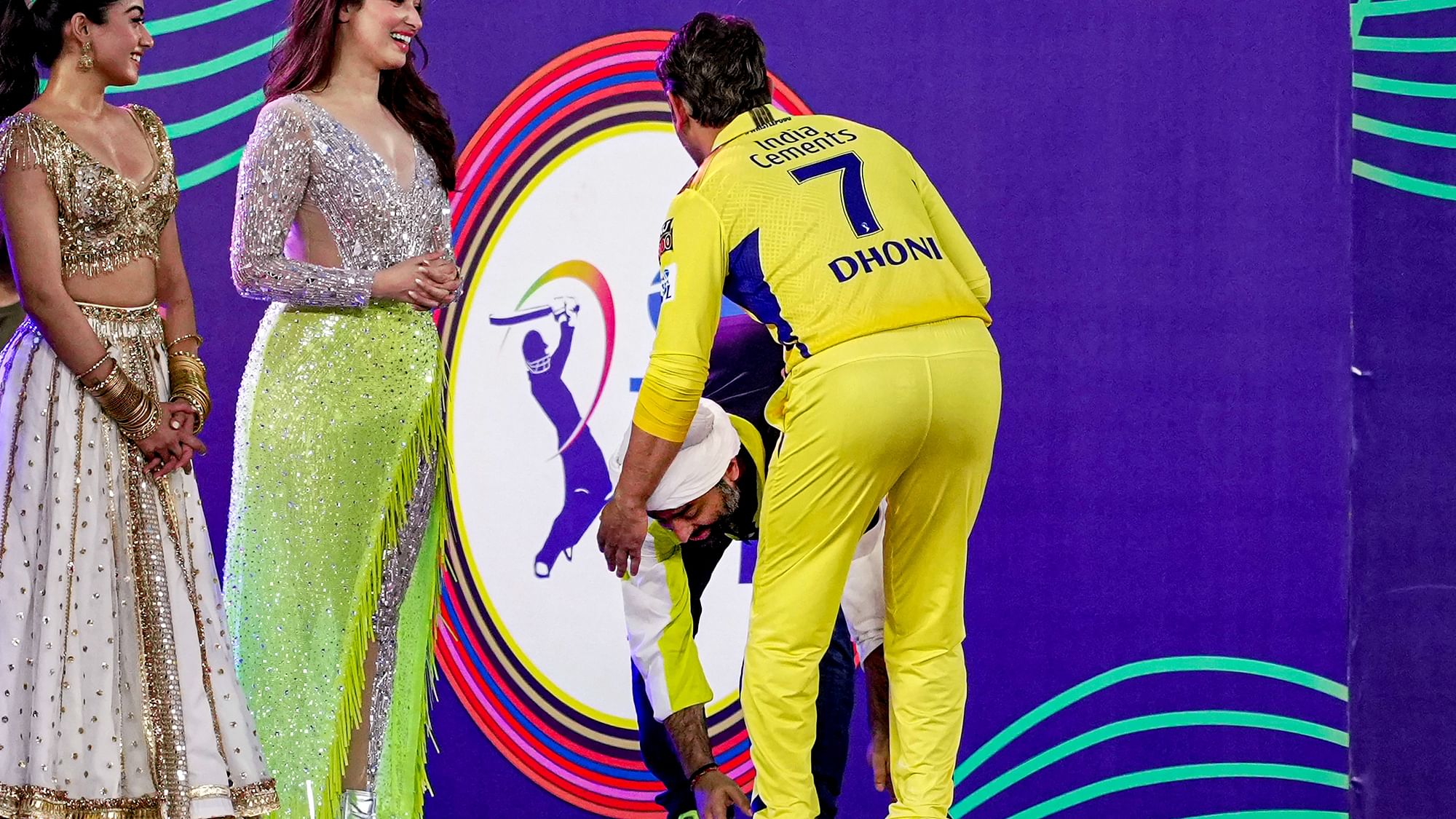 <div class="paragraphs"><p>Arijit Singh touched MS Dhoni's feet as a sign of respect during the opening ceremony of the 2023 IPL.</p></div>