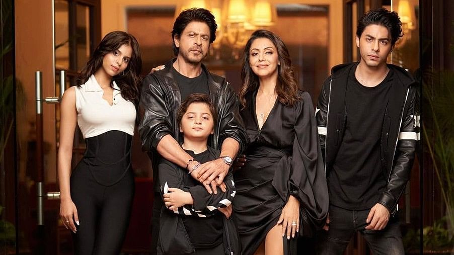 <div class="paragraphs"><p>Shah Rukh-Gauri Khan and kids Aryan, Suhana &amp; AbRmam pose for a perfect family photo.</p></div>