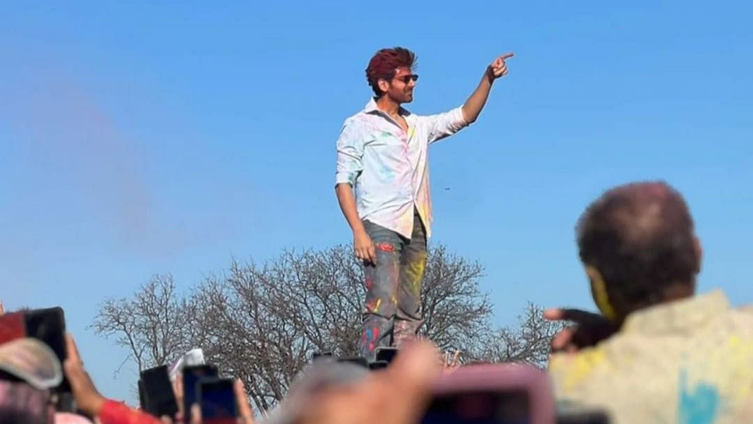 'It's Unreal': Kartik Aaryan Celebrates Holi With a Massive Crowd in Dallas, USA