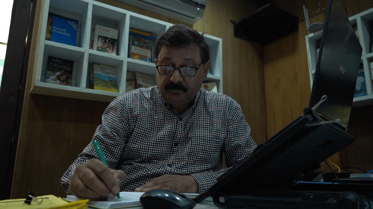 The Quint's documentary gives you a glimpse into the strained lives of security guards in Delhi. 