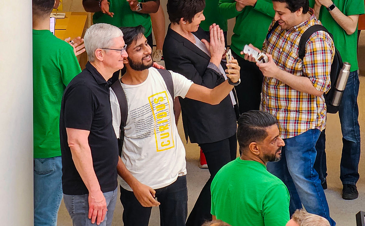 In Photos: Hundreds Queue Up To Get a Taste of Newly Opened Apple Store in Delhi