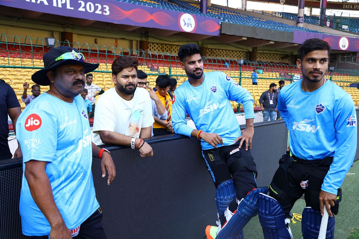 Rishabh met his Delhi Capitals' teammates before their game vs RCB.