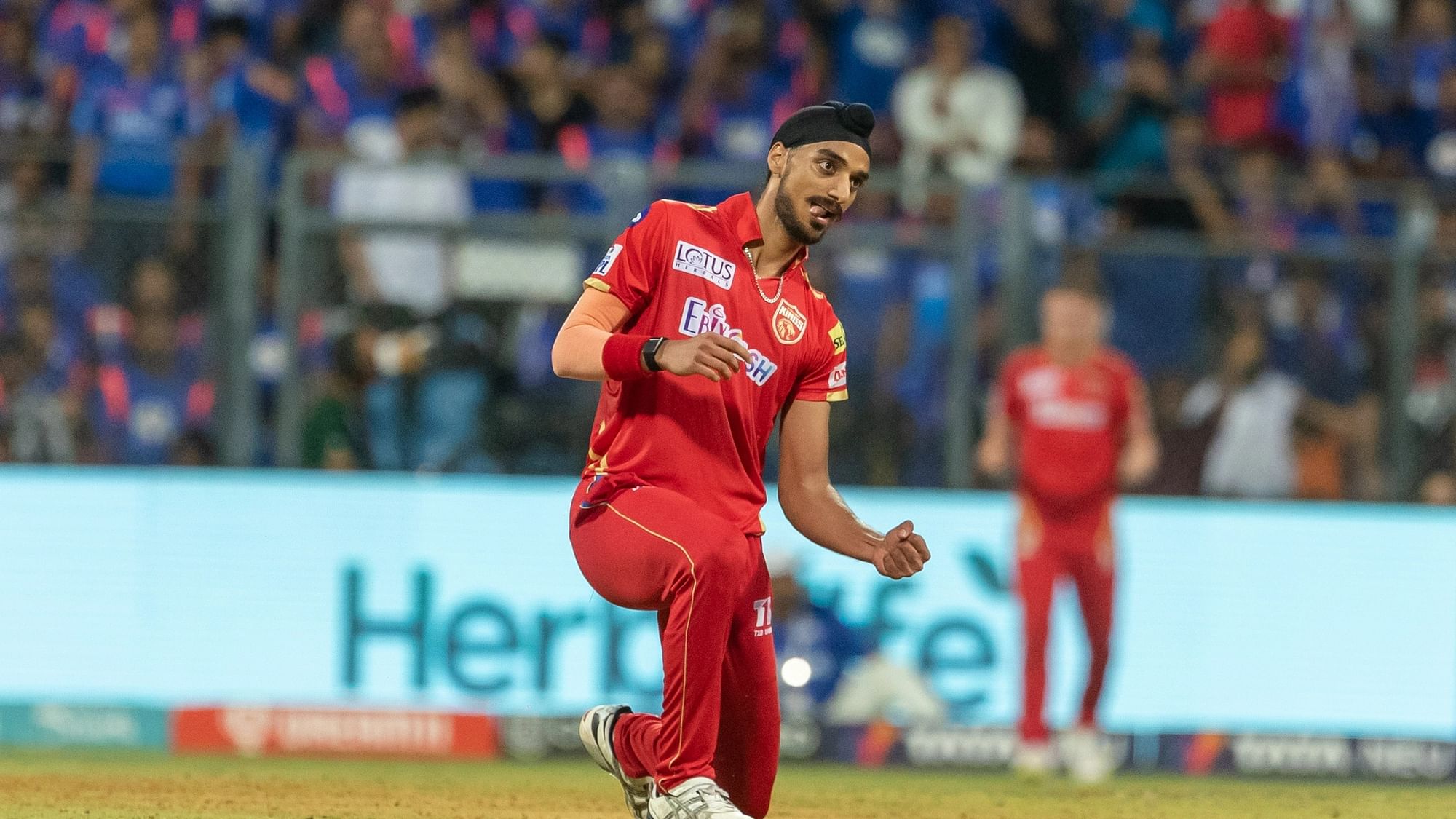 <div class="paragraphs"><p>Arshdeep Singh breaks the middle stump twice on consecutive deliveries in the last over against Mumbai Indians</p></div>