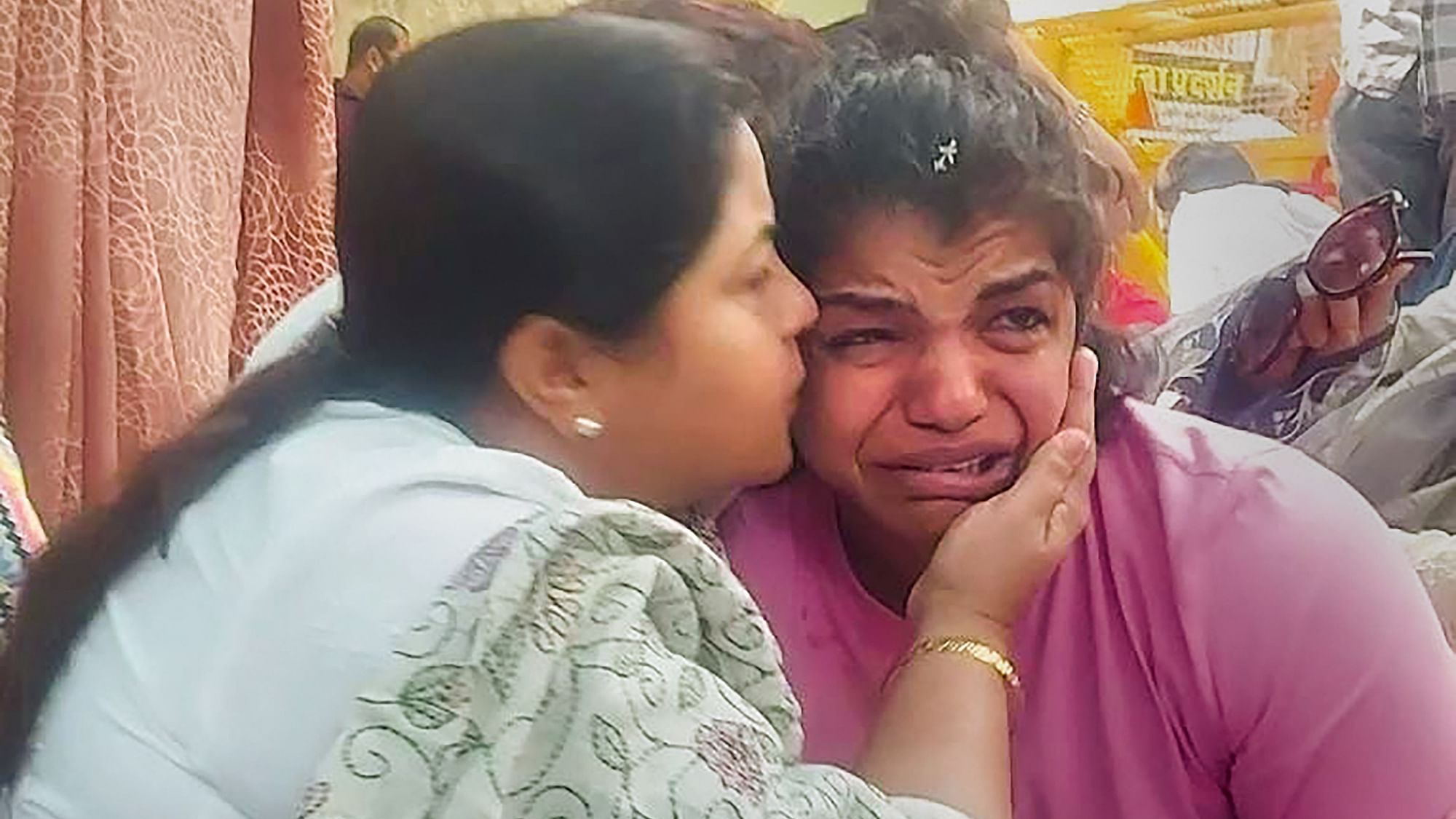 <div class="paragraphs"><p>Sakshi Malik breaks down while speaking to All India Mahila Congress President Netta D'Souza, at Jantar Mantar in New Delhi, Monday, April 24, 2023.</p></div>