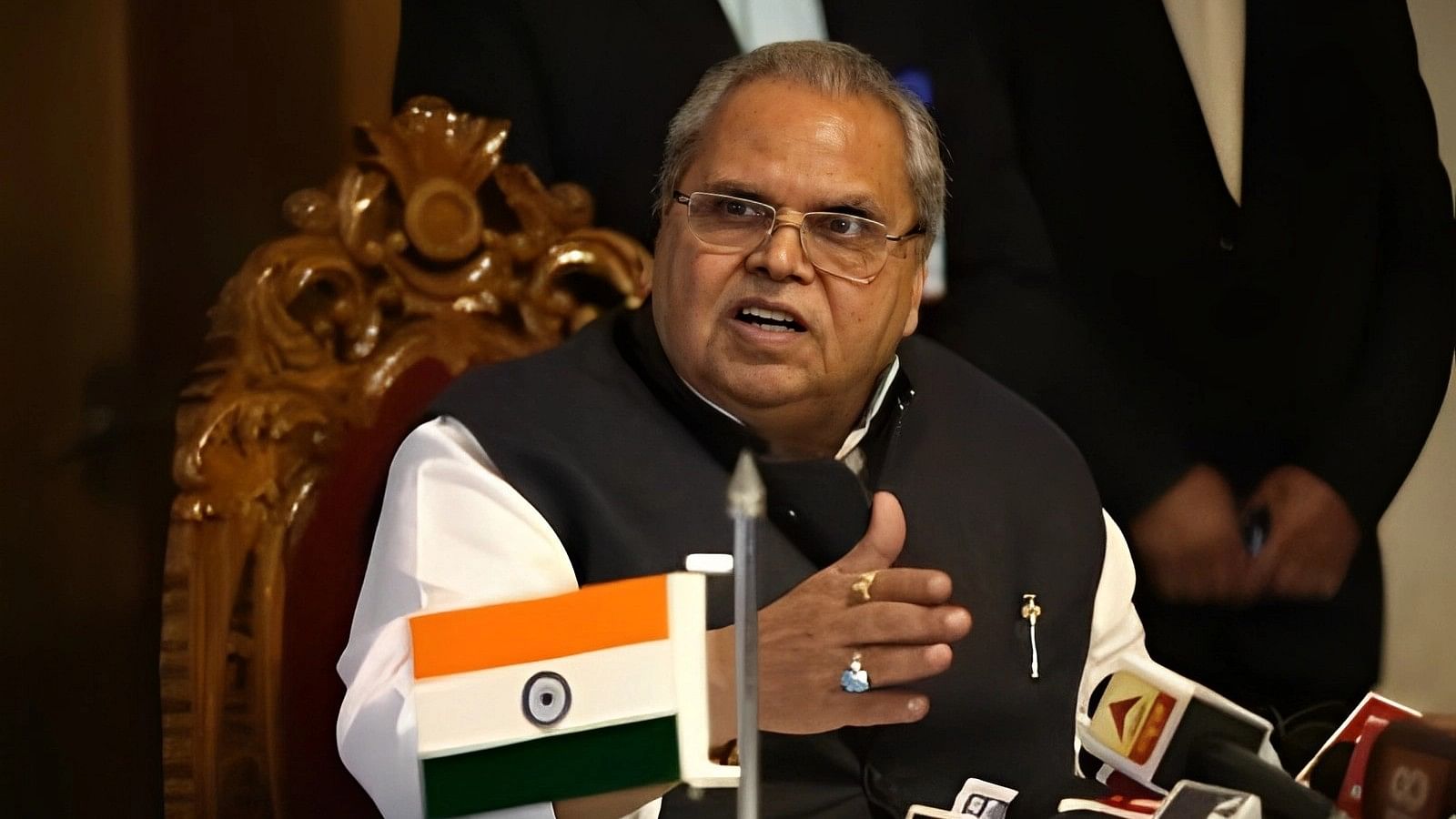 <div class="paragraphs"><p>Former Jammu and Kashmir Governor Satyapal Malik has been issued a notice by the Central Bureau of Investigation (CBI) in connection with an alleged insurance scam, Malik said on Friday, 21 April.</p></div>