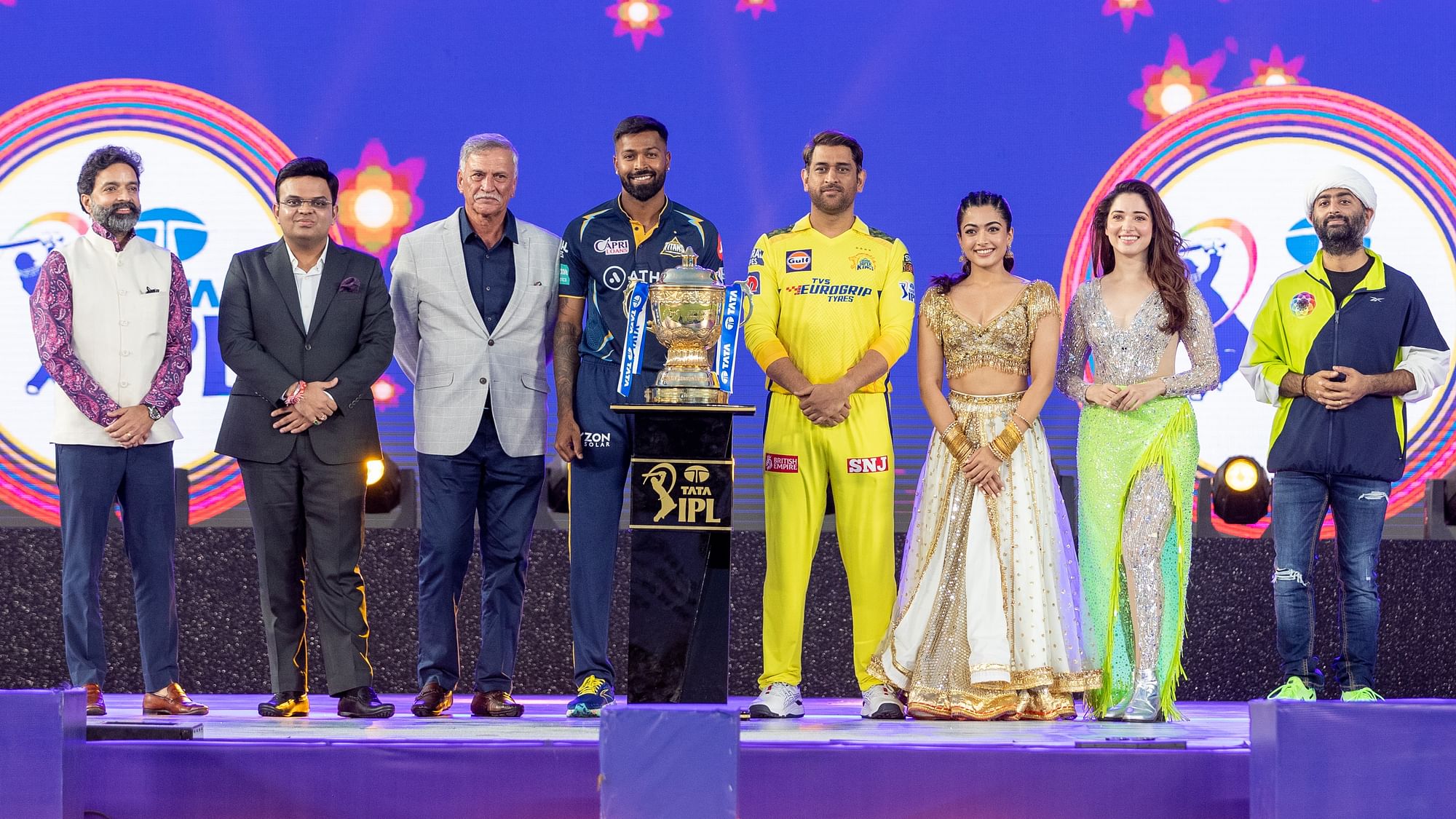 <div class="paragraphs"><p>Arijit Singh touches MS Dhoni's feet during IPL 2023 opening ceremony.</p></div>