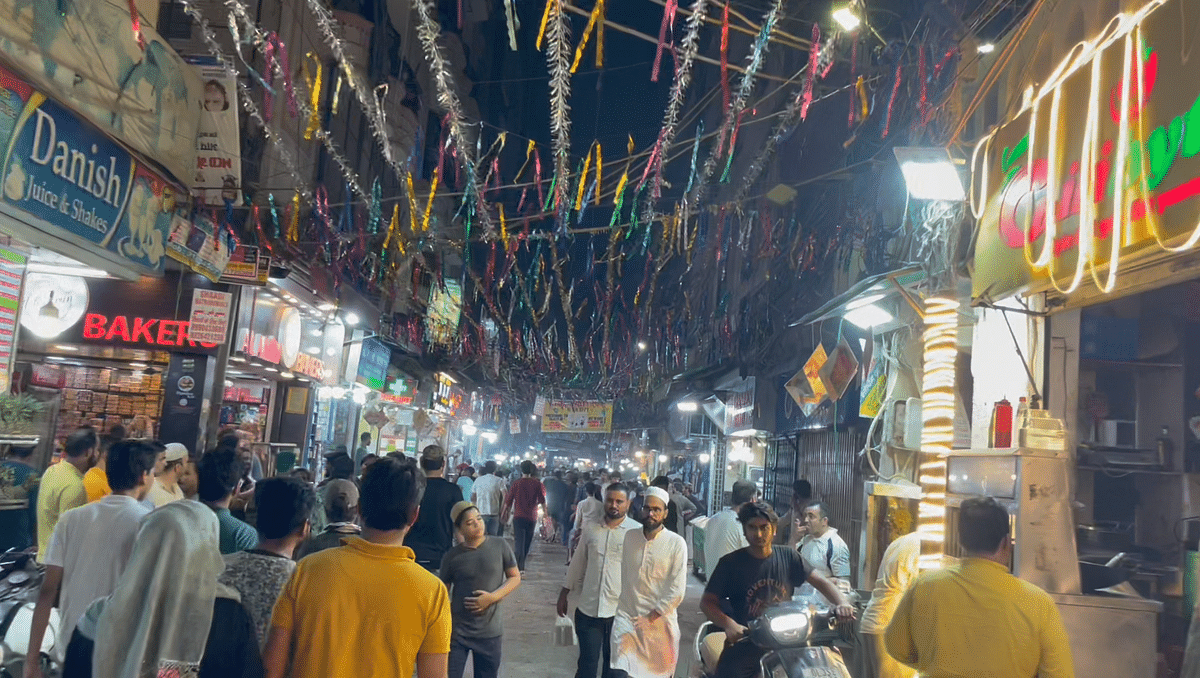 Even after 2 am, Zakir Nagar is lively, beautifully lit, and buzzing with people who come here to enjoy their food.