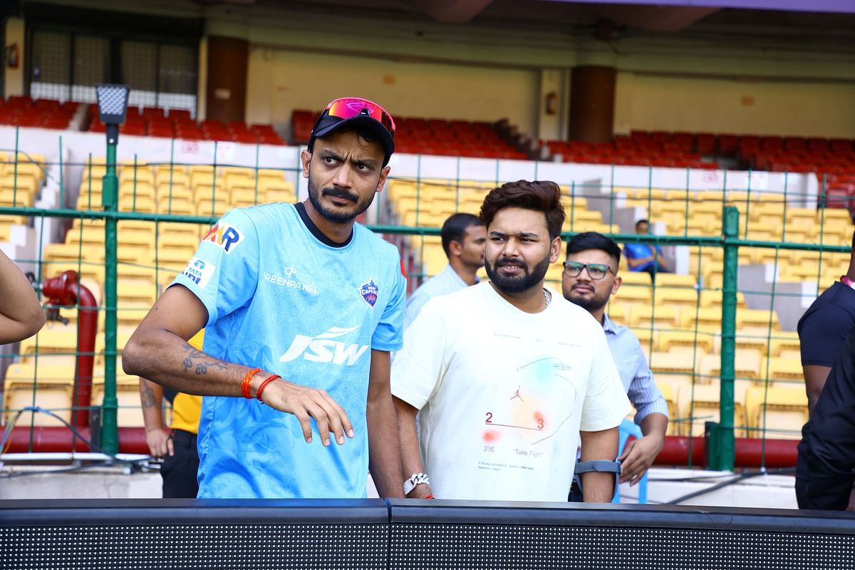 Rishabh met his Delhi Capitals' teammates before their game vs RCB.