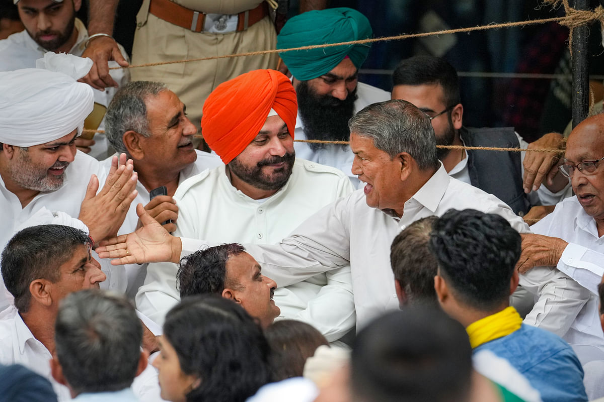 Senior Congress leader Navjot Sidhu went to support the protesting Indian wrestlers on Monday.