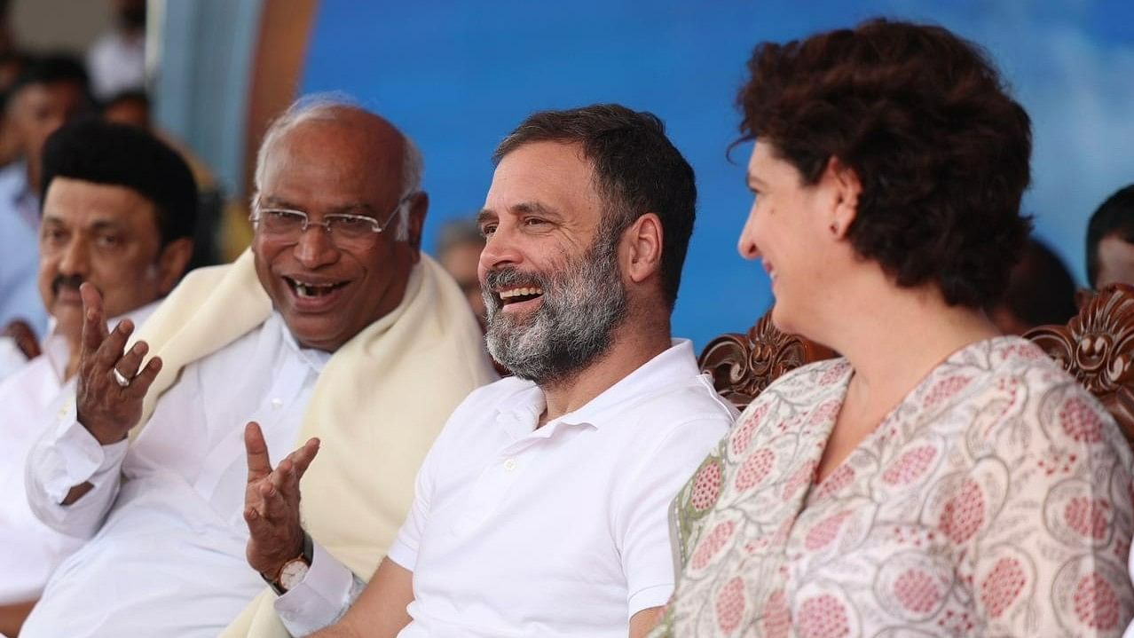 <div class="paragraphs"><p>Congress president Mallikarjun Kharge shares a light-hearted moment with party leaders Rahul Gandhi and Priyanka Gandhi at the swearing-in ceremony of Karnataka CM Siddaramaiah in Bengaluru on Saturday, 20 May.</p></div>